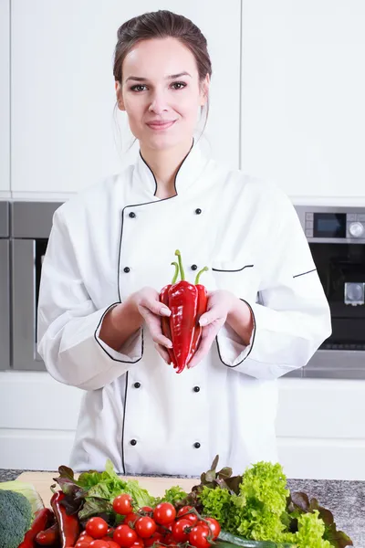 Cook presenta peperoni — Foto Stock