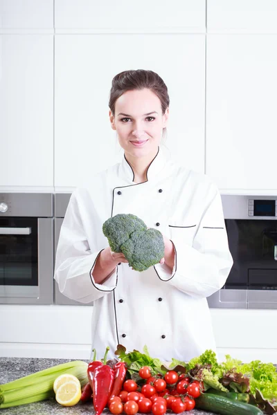 Chef mostrando brócoli — Foto de Stock