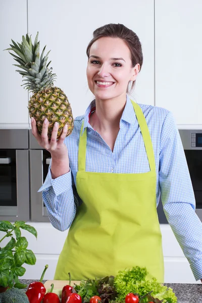 Lady shows pineapple — Stock Photo, Image