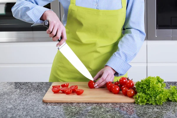 Hausfrau schneidet Tomaten — Stockfoto