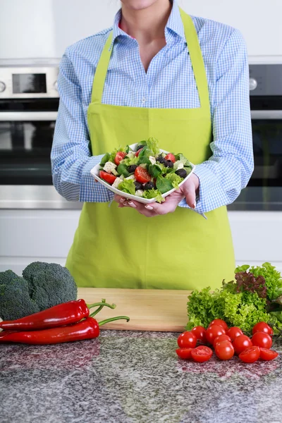Hemmafru visar hackade grönsaker — Stockfoto