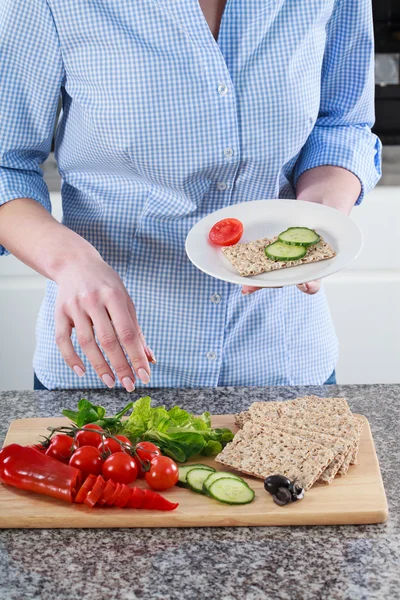 Huisvrouw voorbereiden sandwich — Stockfoto