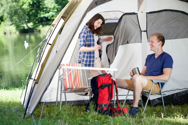 Sabah bir çadırın önünde — Stok fotoğraf