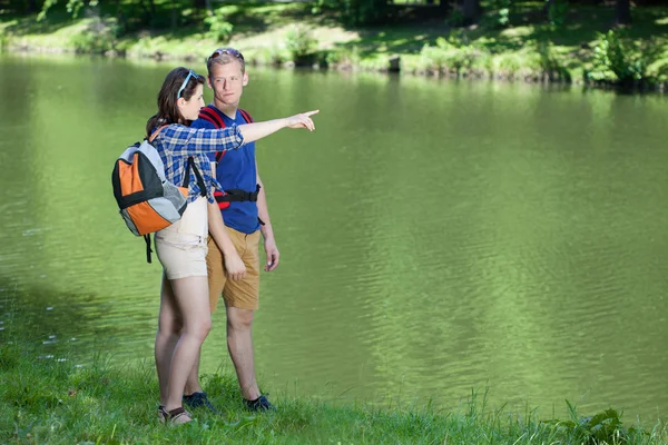 Enjoying the view by the lake — Stock Photo, Image