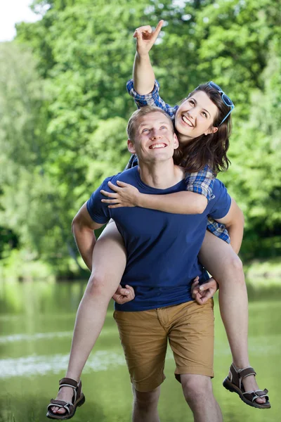 Casal se divertindo — Fotografia de Stock