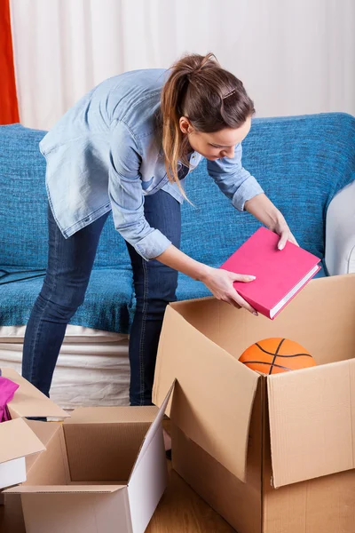Woman moving house — Stock Photo, Image