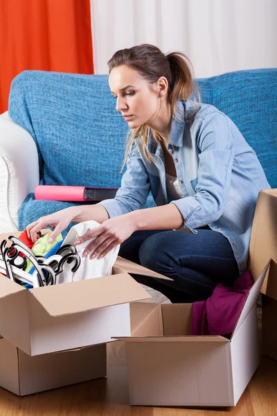 Girl moving flat — Stock Photo, Image