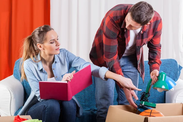 Casal se preparando para mudar de casa — Fotografia de Stock