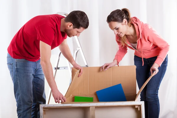 Couple packing things — Stock Photo, Image