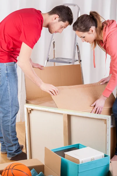 Couple packing things — Stock Photo, Image