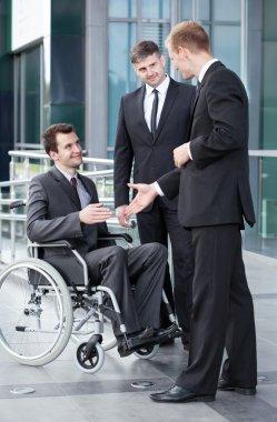 adam tekerlekli sandalye üzerinde