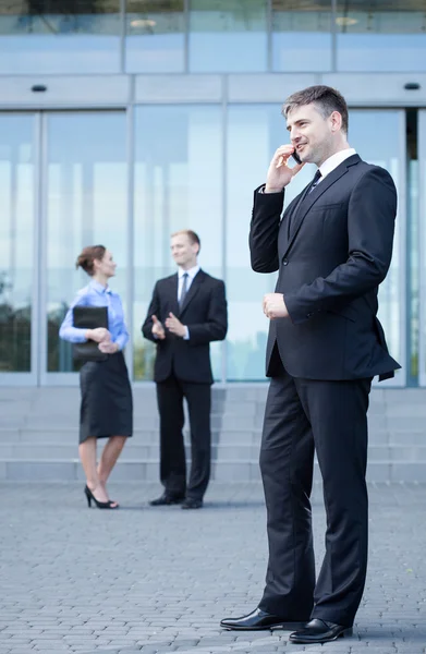 Mannen framför businesscenter — Stockfoto