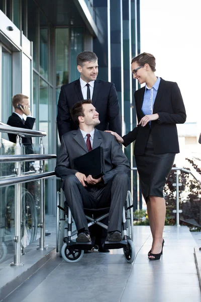 Trabalhadores com deficiência e colegas de trabalho — Fotografia de Stock