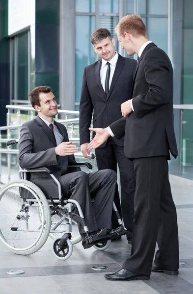 Человек на инвалидной коляске — стоковое фото