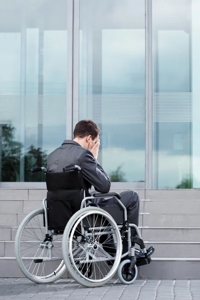 Adam tekerlekli sandalye üzerinde — Stok fotoğraf