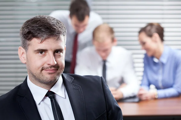 Homme d'affaires dans le bureau — Photo