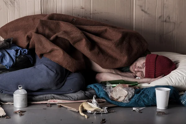 Uomo che dorme sulla strada — Foto Stock