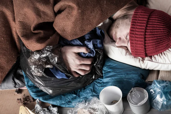 Hombre durmiendo en la calle —  Fotos de Stock