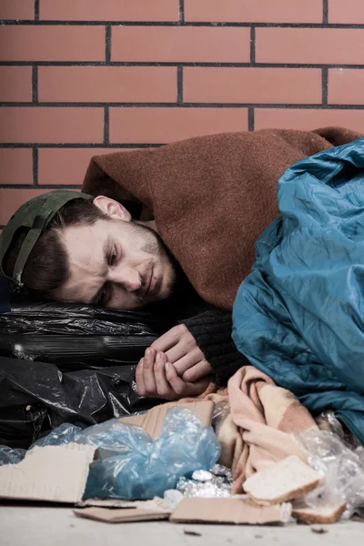 Hombre alrededor de las bolsas de basura —  Fotos de Stock