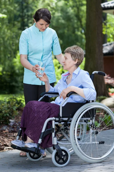 Donna con bicchiere d'acqua — Foto Stock