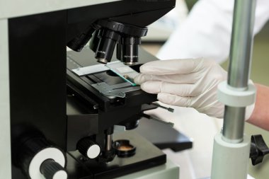 Laboratuvarda mikroskop