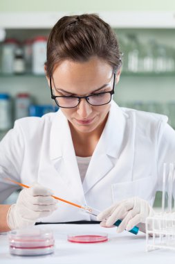 Laboratuvarda çalışan kadın.