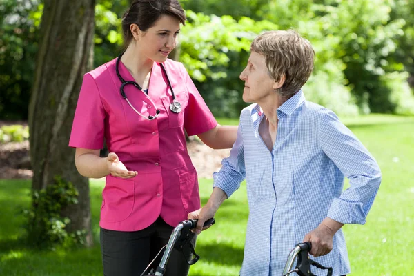 Infermiera parlando con signora — Foto Stock