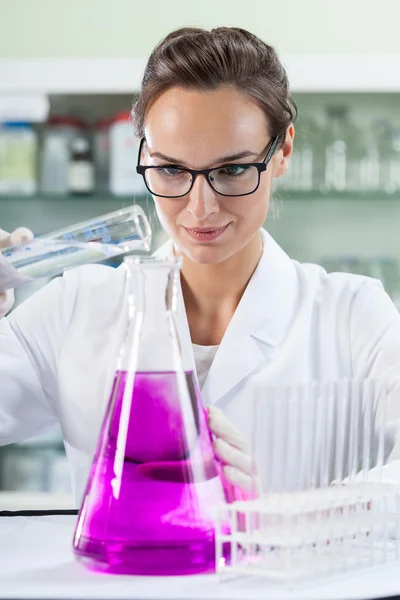 Woman doing experiment — Stock Photo, Image