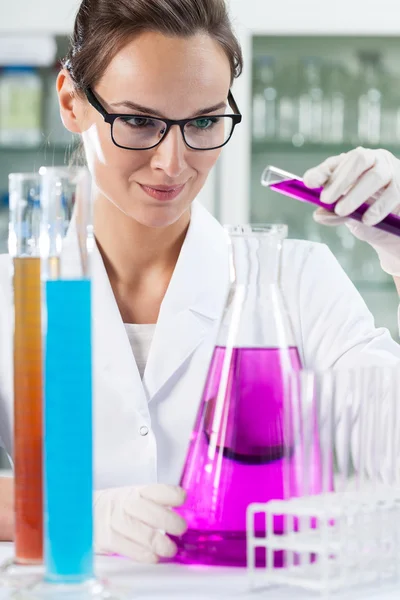 Woman doing experiment — Stock Photo, Image