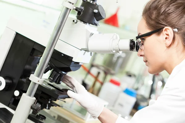 Mujer usando microscopio —  Fotos de Stock