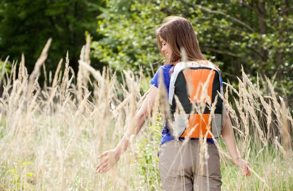 Ragazza su un campo di grano — Foto Stock