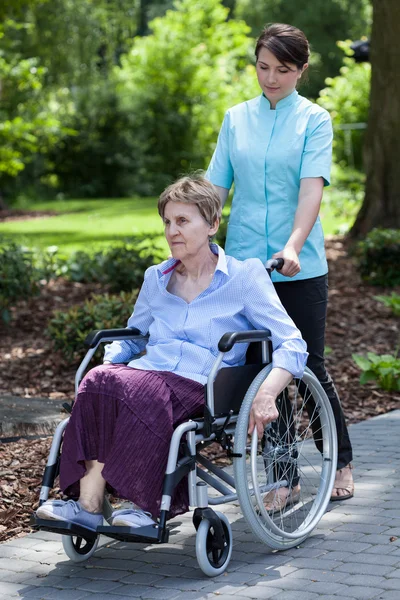 Infirmière marche avec dame handicapée — Photo