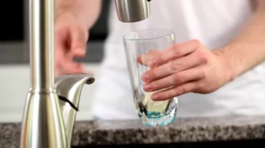 adam cam su döküyor