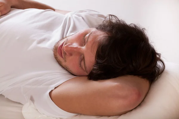 Muž spát na polštáři — Stock fotografie