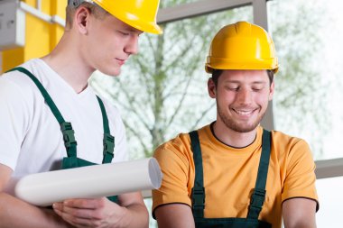 İnşaat İşçileri proje tartışıyor