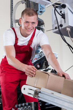 kutular otomatik Konveyör bant koyarak adam