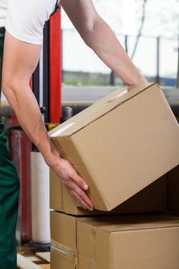 foreman'ın elleri depo kutusunu kaldırma