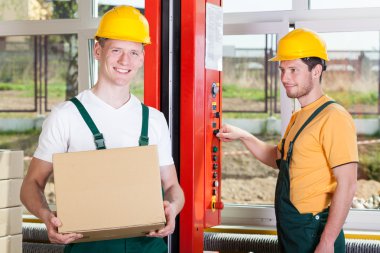 büyük fabrikasında çalışan işçilerin