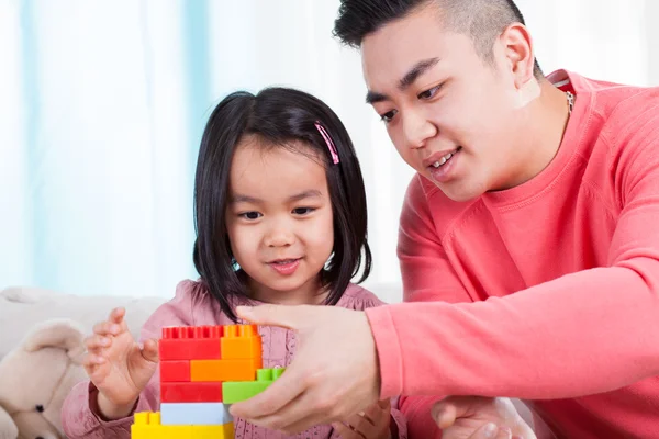 Asian girl and her dad — Stock Photo, Image