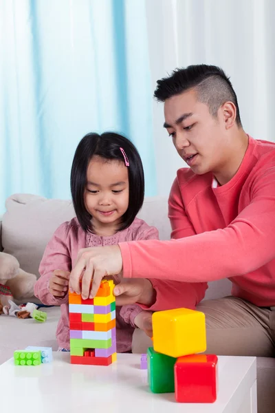 Família brincando com blocos — Fotografia de Stock