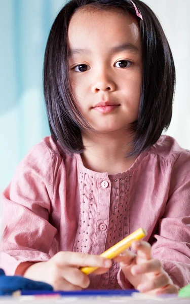 Menina asiática com lápis de cor — Fotografia de Stock