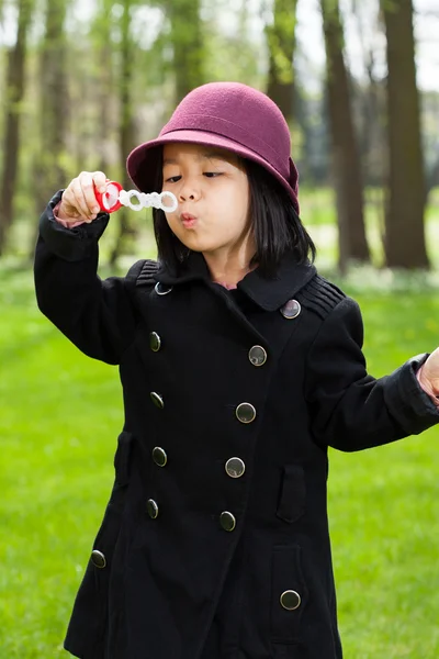 Asiatico ragazza soffiando sapone bolle — Foto Stock