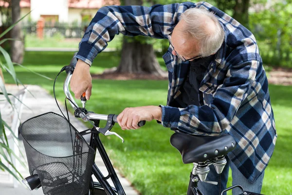 Handyman repairing bicycle handlebar — Stock Photo, Image