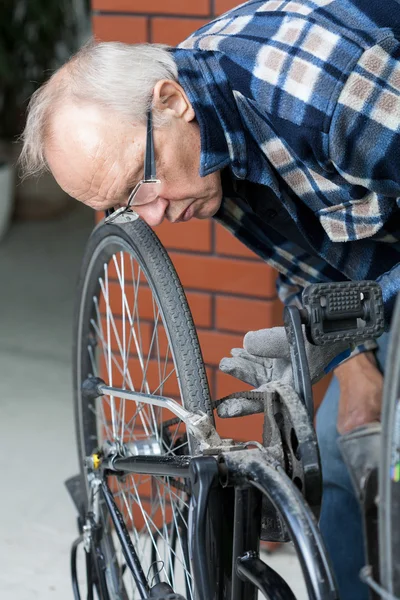 Reparateur fietsketting controleren — Stockfoto