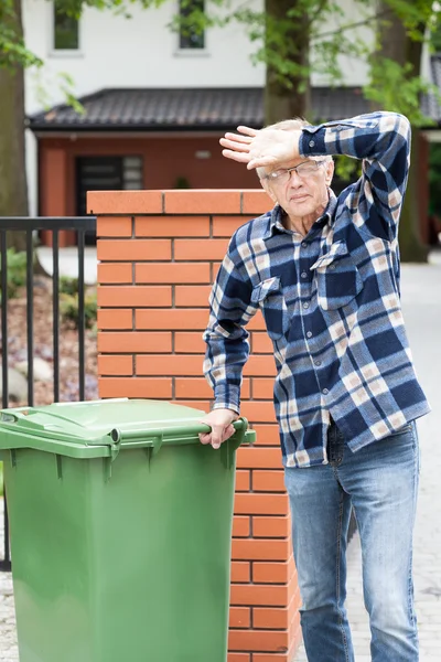 Velho exausto durante as tarefas — Fotografia de Stock