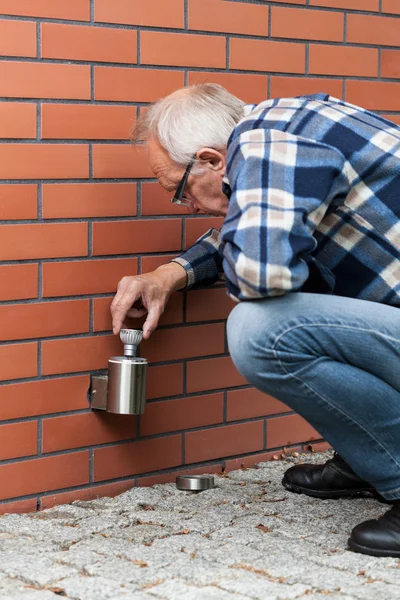 Man changing the light bulb outside — Stock Photo, Image