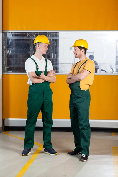 Ouvriers d'usine debout avec les bras croisés — Photo