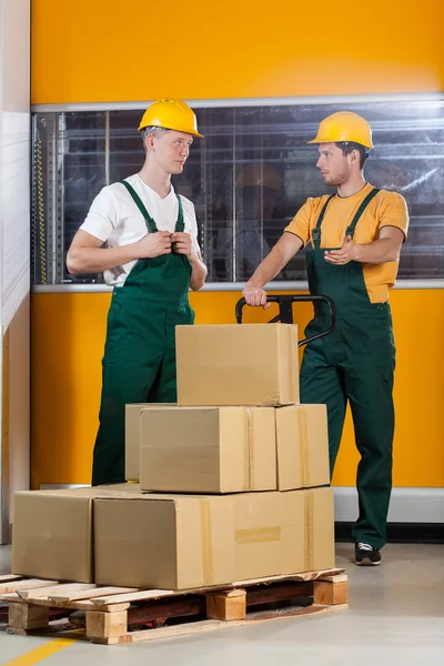 Blue-collar worker talking with his collaborator — Stock Photo, Image