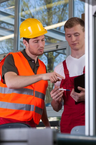 Kollegen bei der Arbeit in der Fabrik — Stockfoto