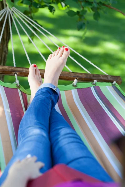 Mulher relaxante em uma rede — Fotografia de Stock